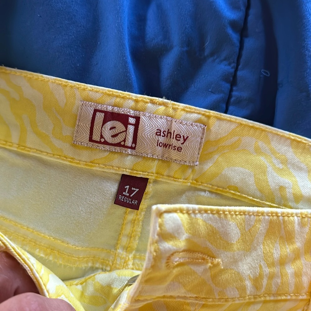 Brand New Bright Yellow printed Lei stretch denim size 17!